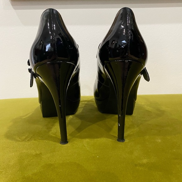 GUESS brand Patent Black Leather Pumps Heels size 9.5 Stiletto - Picture 2 of 3